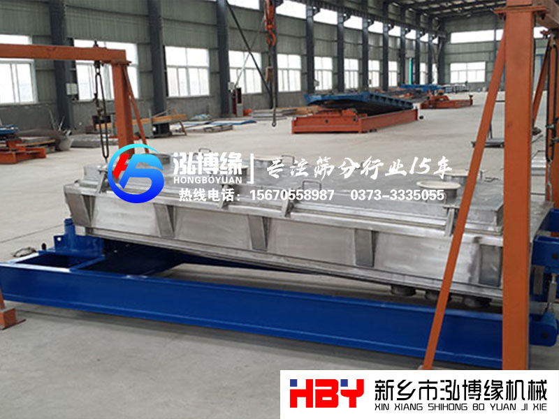 味精平面回轉(zhuǎn)篩在流水線上作業(yè)