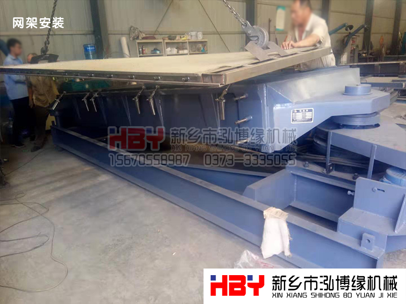 怎樣固定平面回轉(zhuǎn)篩篩面？平面篩廠家泓博緣機(jī)械給您支招